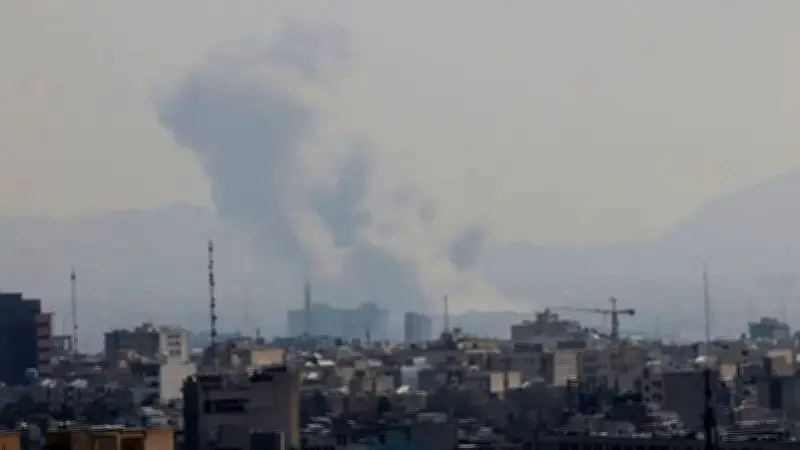 فرنسا تحمل إيران مسؤولية الحرب وتتهم روسيا بدعمها وتهدد أمن الخليج ومضيق هرمز