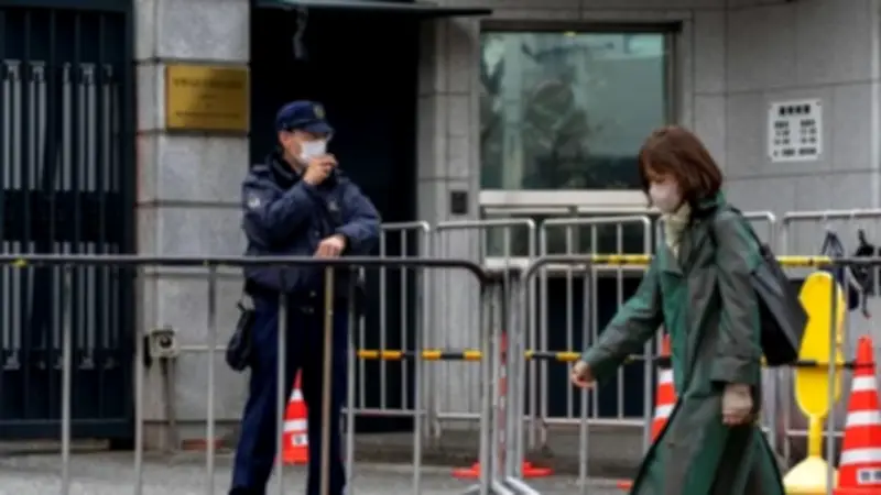 أزمة دبلوماسية خطيرة بين الصين واليابان بعد حادثة اقتحام السفارة بسكين في طوكيو