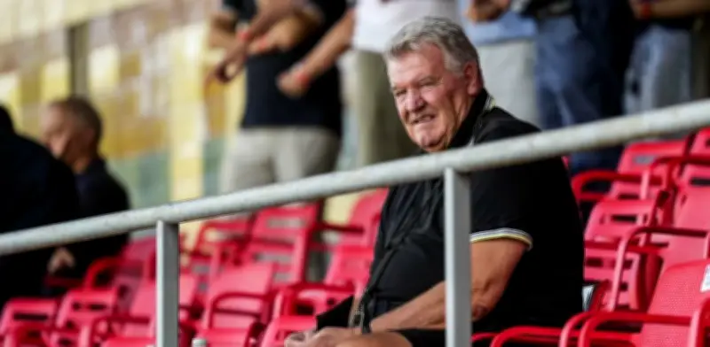 أسطورة ليفربول جون توشاك ينفي إصابته بالخرف ويرد على مزاعم ابنه