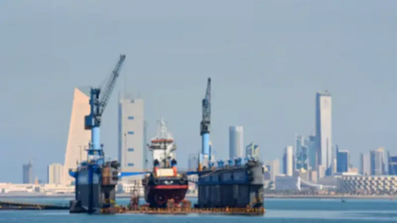 هجمات بطائرات مسيرة وصواريخ تستهدف مينائي الكويت الرئيسيين وتتسبب في أضرار مادية