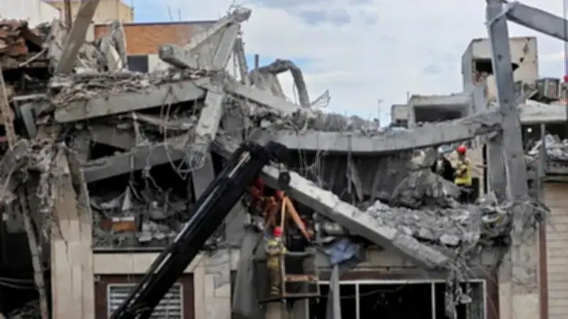 إسرائيل تهدد بتصعيد الضربات على إيران بينما يوقف ترامب الهجمات على المنشآت النفطية