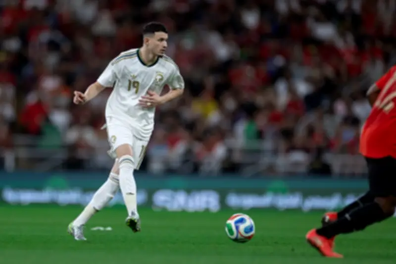 رئيس الهلال السابق يلتمس العذر للمنتخب السعودي ويرسل رسائل نقدية لاتحاد القدم والجهاز الفني