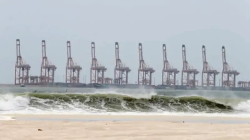 استهداف ميناء صلالة العماني بطائرتين مسيرتين.. إصابة شخص وتضرر رافعة