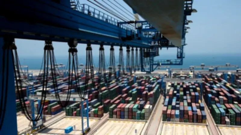 هجوم بطائرتين مسيّرتين يستهدف ميناء صلالة العُماني ويُصيب عاملاً واحداً