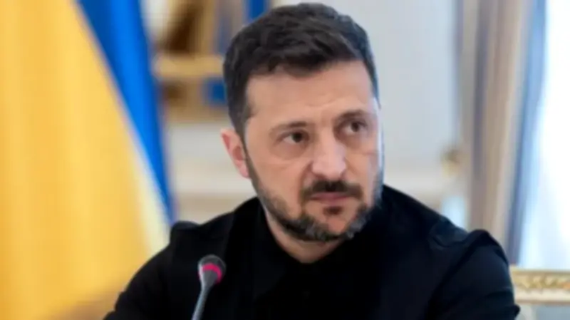 استخبارات موسكو تتهم لندن وباريس بتزويد أوكرانيا بأسلحة نووية.. وزيلينسكي يطالب بالسلاح النووي