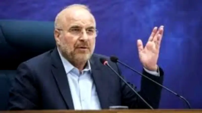 رئيس البرلمان الإيراني يتهم واشنطن بازدواجية: مفاوضات علنية وتخطيط سري لهجوم بري