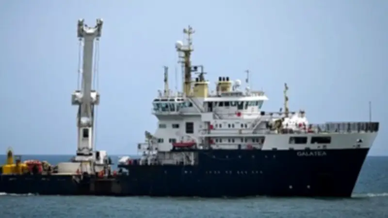 بريطانيا ترسل سفينة "لايم باي" لمهمة انتحارية لفتح مضيق هرمز أمام النفط العالمي