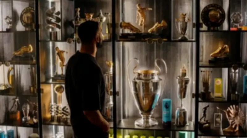 محمد صلاح يودع ليفربول بصورة تاريخية أمام خزانة الجوائز بعد تسع سنوات أسطورية