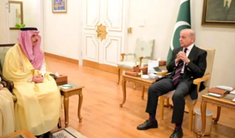 استقبال رئيس وزراء باكستان لوزير الخارجية السعودي في إسلام أباد