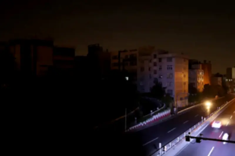 انقطاع التيار الكهربائي في طهران بعد غارات جوية وانفجارات عنيفة تضرب العاصمة الإيرانية