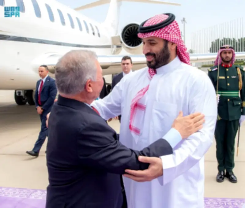 الملك عبدالله الثاني يصل إلى جدة في زيارة رسمية تستقبله ولي العهد السعودي