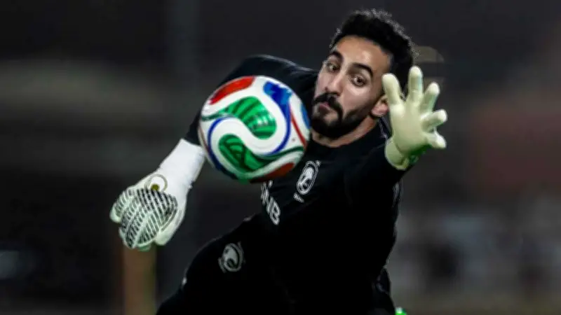مدرب حراس صربيا يدافع عن نواف العقيدي: حارس متمكن ويتحدى الضغوط رغم الانتقادات