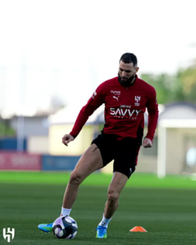 بنزيما يرقص على أنغام الموسيقى في تدريبات الهلال ويستقطب تفاعلاً جماهيرياً كبيراً