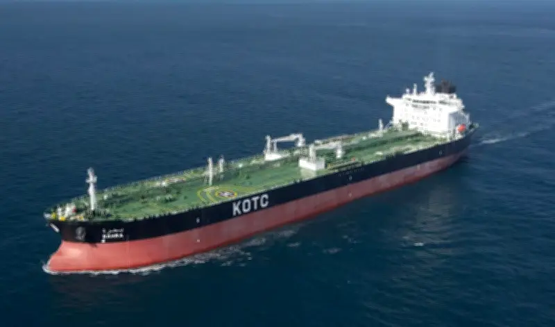 الكويت تعلن تعرض ناقلة نفط عملاقة لهجوم إيراني في ميناء دبي بالإمارات