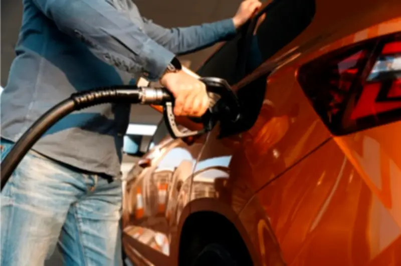 بولندا تطلق قانوناً جديداً لخفض أسعار الوقود في إطار جهود مكافحة التضخم