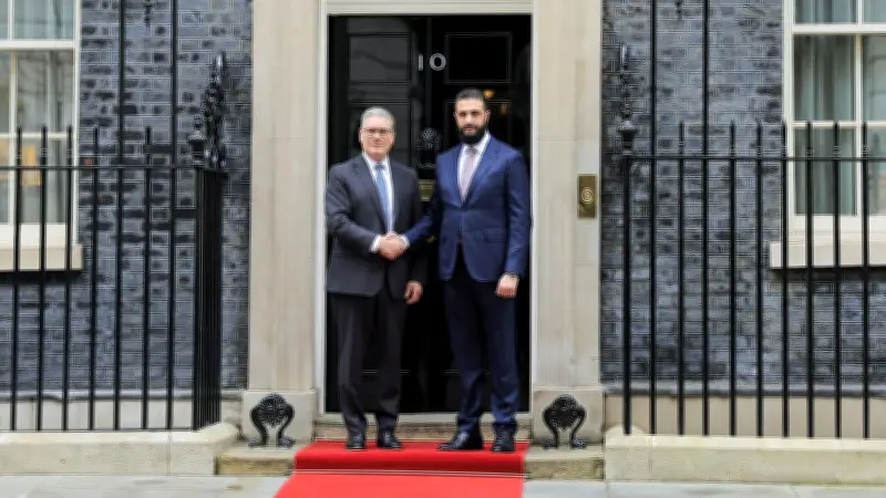 الرئيس السوري أحمد الشرع يلتقي ستارمر في لندن لتعزيز الشراكة وإعادة الإعمار