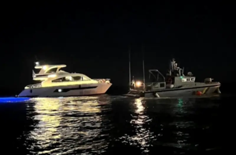 حرس الحدود بتبوك ينقذ مواطناً تعطلت قاربه في عرض البحر بمحافظة الوجه