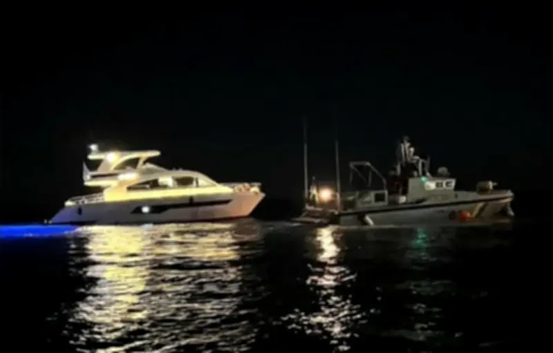 فرق حرس الحدود بتبوك تنقذ مواطناً بعد تعطل وسيطته البحرية في عرض البحر