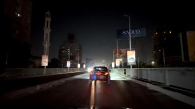 ظلام القاهرة عند التاسعة: تأثير الإغلاق المبكر على الاقتصاد والحياة اليومية في مصر