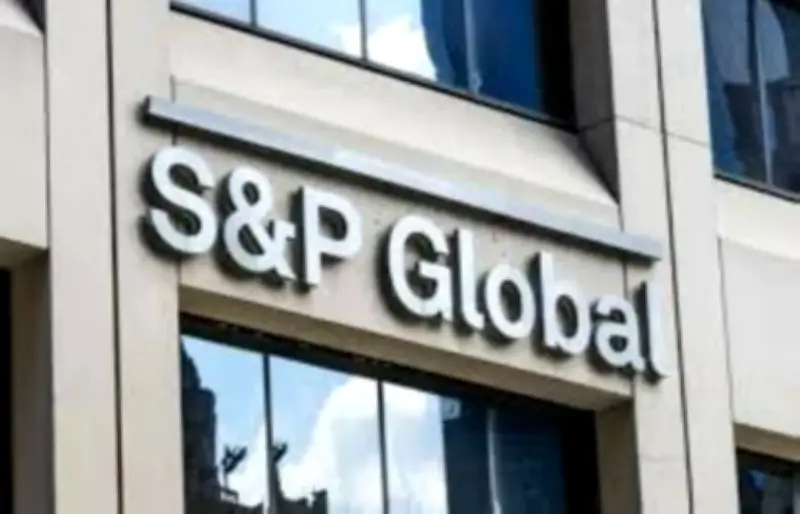 وكالة «S&P» تحذر: إغلاق مضيق هرمز لفترة طويلة سيؤدي إلى ارتفاع كارثي في أسعار النفط
