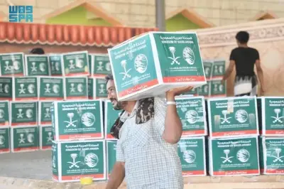 مركز الملك سلمان للإغاثة يوزع 1164 سلة غذائية في غيل باوزير بحضرموت