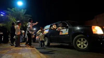 حوامة العيد تُبهج أهالي البديع بتوزيع أكثر من 600 عيدية في الحدائق العامة