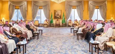 أمير تبوك يستقبل رؤساء المحاكم والمواطنين ومديري الإدارات الحكومية في لقاء تنموي