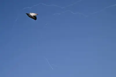 تصعيد إيراني خطير: انفجارات جديدة تضرب أربع دول خليجية وتستهدف سفناً ومباني سكنية