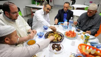 رمضان في فرنسا: لمة عائلية واحتفالات تجسد قيم الشهر الفضيل بين الجالية المسلمة
