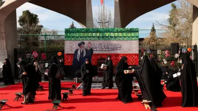 مكالمة نتانياهو لترامب تفجر الحرب وتأجيل جنازة خامنئي: تطورات اليوم الخامس للصراع على إيران