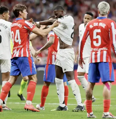 الحركات الاستفزازية في الملاعب: تحليل نفسي وتأثيراتها على الروح الرياضية والجماهير