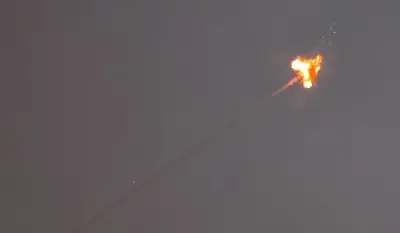 دبي تعلن عن حادث وفاة مقيم آسيوي نتيجة سقوط شظية من اعتراض جوي ناجح في البرشاء