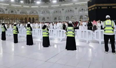 متطوعو الدفاع المدني يقدمون خدمات إنسانية وإرشادية لضيوف الرحمن في رمضان