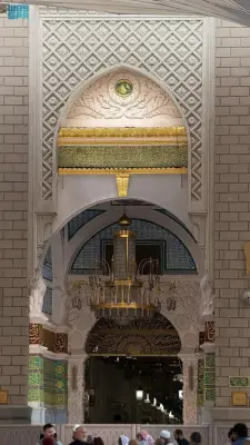 باب السلام في المسجد النبوي: تحفة معمارية تجسد روعة الفن الإسلامي