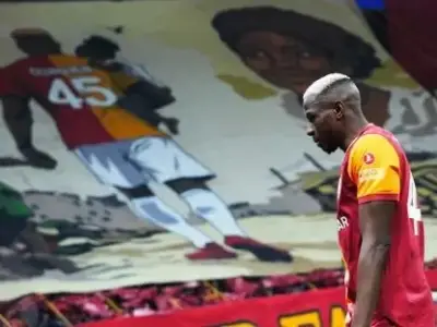 دموع فيكتور أوسيمين: جماهير غلطة سراي ترفع لوحة عائلية مؤثرة قبل مباراة ليفربول