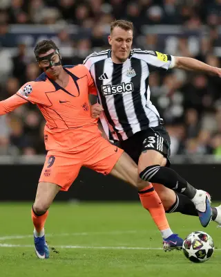 برشلونة يهرب من فخ نيوكاسل بتعادل دراماتيكي في دوري أبطال أوروبا