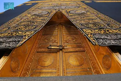 باب الكعبة الذهبي: تحفة إسلامية خالدة تجمع بين الإيمان والفن والتاريخ