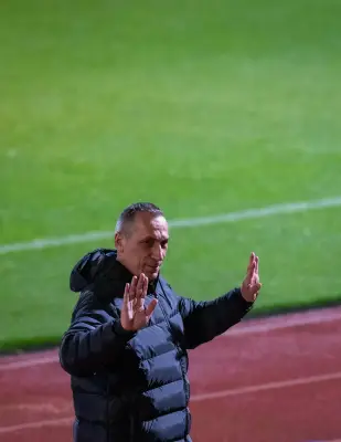 مدرب الخليج دونيس: مواجهة النصر تحدي كبير لكننا مستعدون