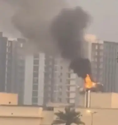 هجوم بطائرتين مسيّرتين يستهدف السفارة الأمريكية في بغداد وسط تصاعد الدخان