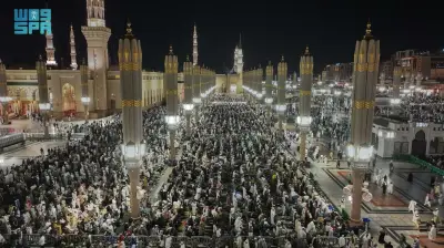 جموع المصلين يؤدون صلاة العشاء والتراويح في المسجد النبوي تحرياً لليلة القدر