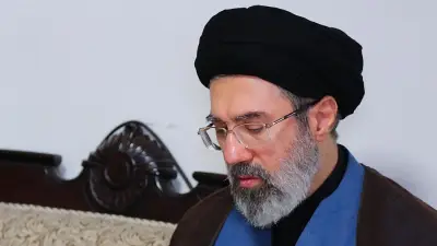 رسالة مجتبى خامنئي الأولى: عرض للسلطة أم دليل على أزمة عميقة في إيران؟