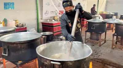 مركز الملك سلمان يواصل تقديم الوجبات الساخنة للأسر المتضررة في غزة