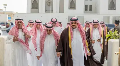 نائب أمير الرياض يؤدي صلاة الميت على حمد الجميح في جامع الملك خالد