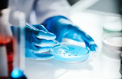 علماء يبتكرون دواءً من النفايات البلاستيكية لعلاج مرض باركنسون