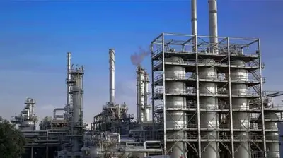 الكويت تعلن إخماد حريقين بمصفاتي الأحمدي وعبدالله بعد استهداف بطائرة مسيرة