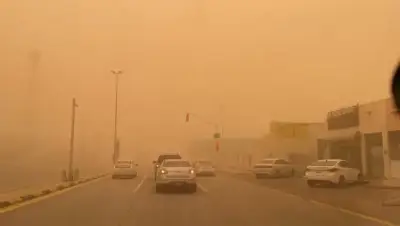 عاصفة ترابية كثيفة تضرب بريدة وعنيزة وتخفض مستوى الرؤية الأفقية