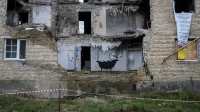 كشف مثير: وثائق شرطة نيويورك تكشف هوية فنان الغرافيتي الغامض بانكسي بعد عقود من التخفي