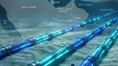 سباق خليجي محموم لمد طرق بيانات برية بديلة عن مضيق هرمز والبحر الأحمر