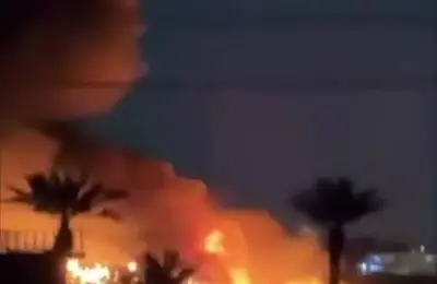 حريق ضخم يلتهم قاعدة فكتوريا الأمريكية في بغداد بعد هجوم بمسيرات انتحارية