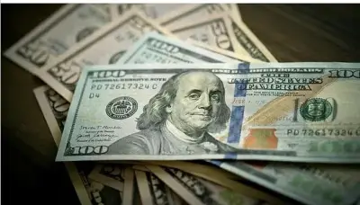 ارتفاع الدولار اليومي يتجه لخسائر أسبوعية مع تراجع توقعات خفض الفائدة الأمريكية